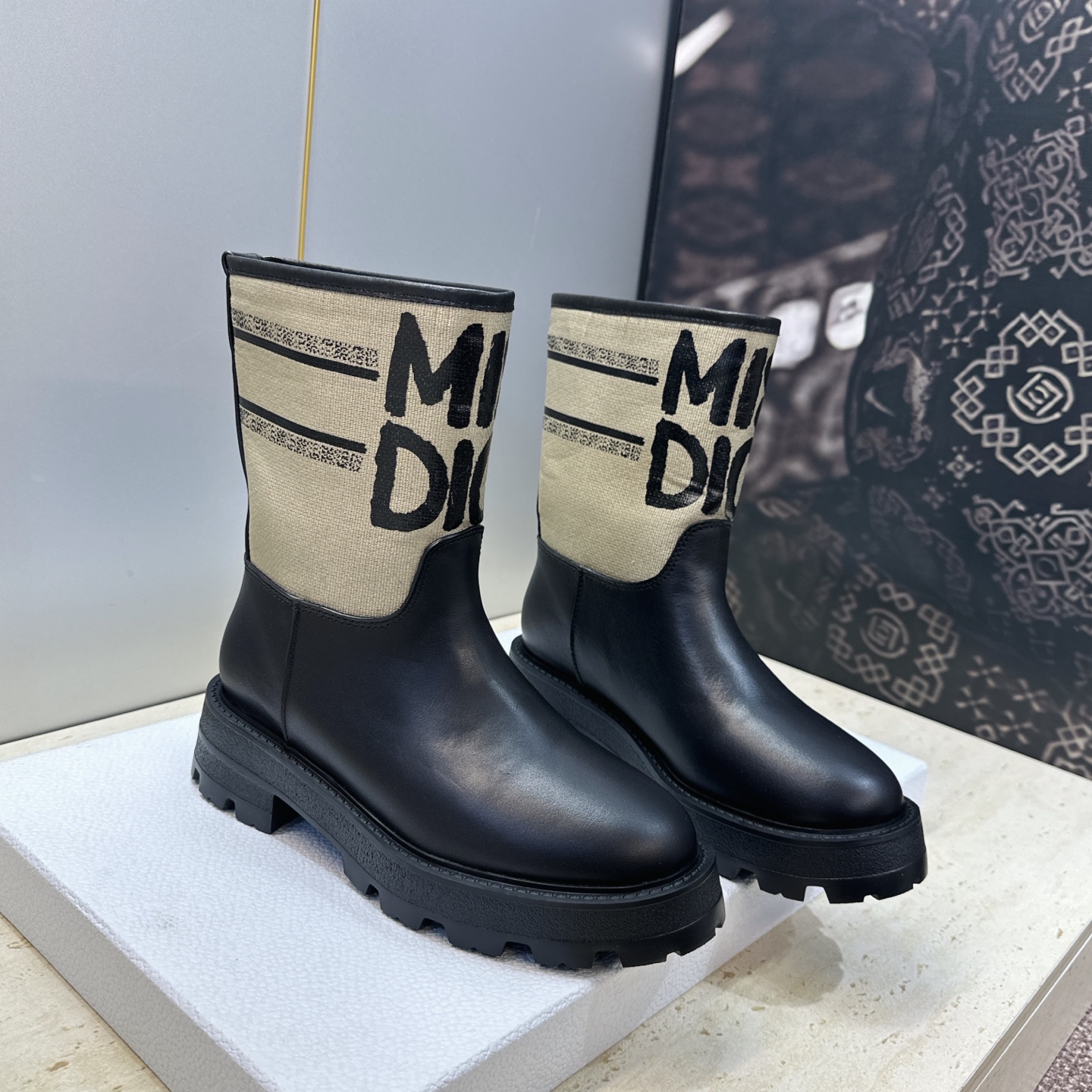 Dior 迪奥 2026秋冬高定系列新款 Dentelle 及裸机车女短靴 CD字母logo立体刺绣图案低跟圆头一脚蹬骑