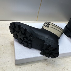 Dior 迪奥 2026秋冬高定系列新款 Dentelle 及裸机车女短靴 CD字母logo立体刺绣图案低跟圆头一脚蹬骑 Dior 迪奥 2026秋冬高定系列新款 Dentelle 及裸机车女短靴 CD字母logo立体刺绣图案低跟圆头一脚蹬骑