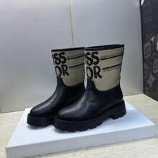 Dior 迪奥 2026秋冬高定系列新款 Dentelle 及裸机车女短靴 CD字母logo立体刺绣图案低跟圆头一脚蹬骑 Dior 迪奥 2026秋冬高定系列新款 Dentelle 及裸机车女短靴 CD字母logo立体刺绣图案低跟圆头一脚蹬骑