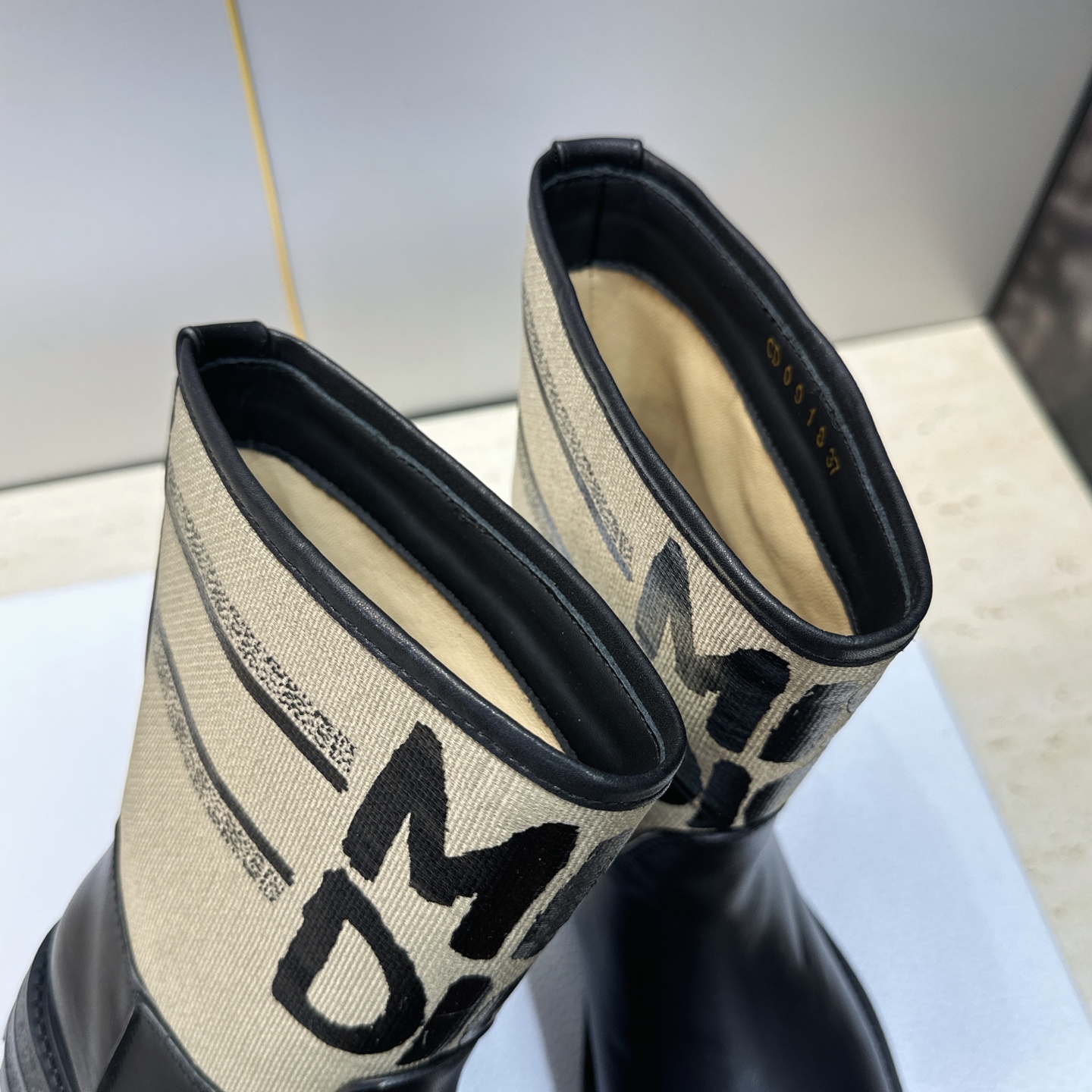 Dior 迪奥 2026秋冬高定系列新款 Dentelle 及裸机车女短靴 CD字母logo立体刺绣图案低跟圆头一脚蹬骑 Dior 迪奥 2026秋冬高定系列新款 Dentelle 及裸机车女短靴 CD字母logo立体刺绣图案低跟圆头一脚蹬骑