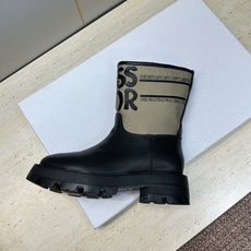 Dior 迪奥 2026秋冬高定系列新款 Dentelle 及裸机车女短靴 CD字母logo立体刺绣图案低跟圆头一脚蹬骑 Dior 迪奥 2026秋冬高定系列新款 Dentelle 及裸机车女短靴 CD字母logo立体刺绣图案低跟圆头一脚蹬骑