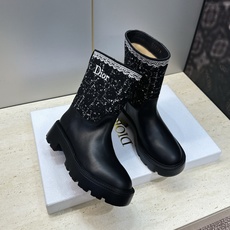 Dior 迪奥 2026秋冬高定系列新款 Dentelle 及裸机车女短靴 CD字母logo立体刺绣图案低跟圆头一脚蹬骑 Dior 迪奥 2026秋冬高定系列新款 Dentelle 及裸机车女短靴 CD字母logo立体刺绣图案低跟圆头一脚蹬骑