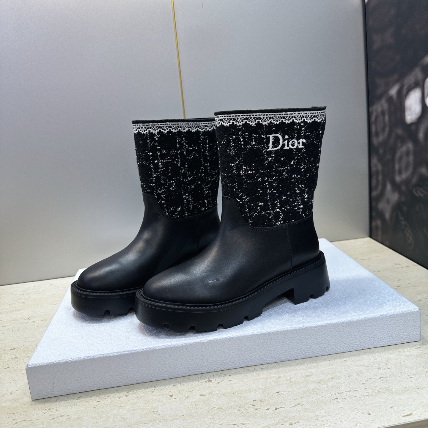 Dior 迪奥 2026秋冬高定系列新款 Dentelle 及裸机车女短靴 CD字母logo立体刺绣图案低跟圆头一脚蹬骑 Dior 迪奥 2026秋冬高定系列新款 Dentelle 及裸机车女短靴 CD字母logo立体刺绣图案低跟圆头一脚蹬骑