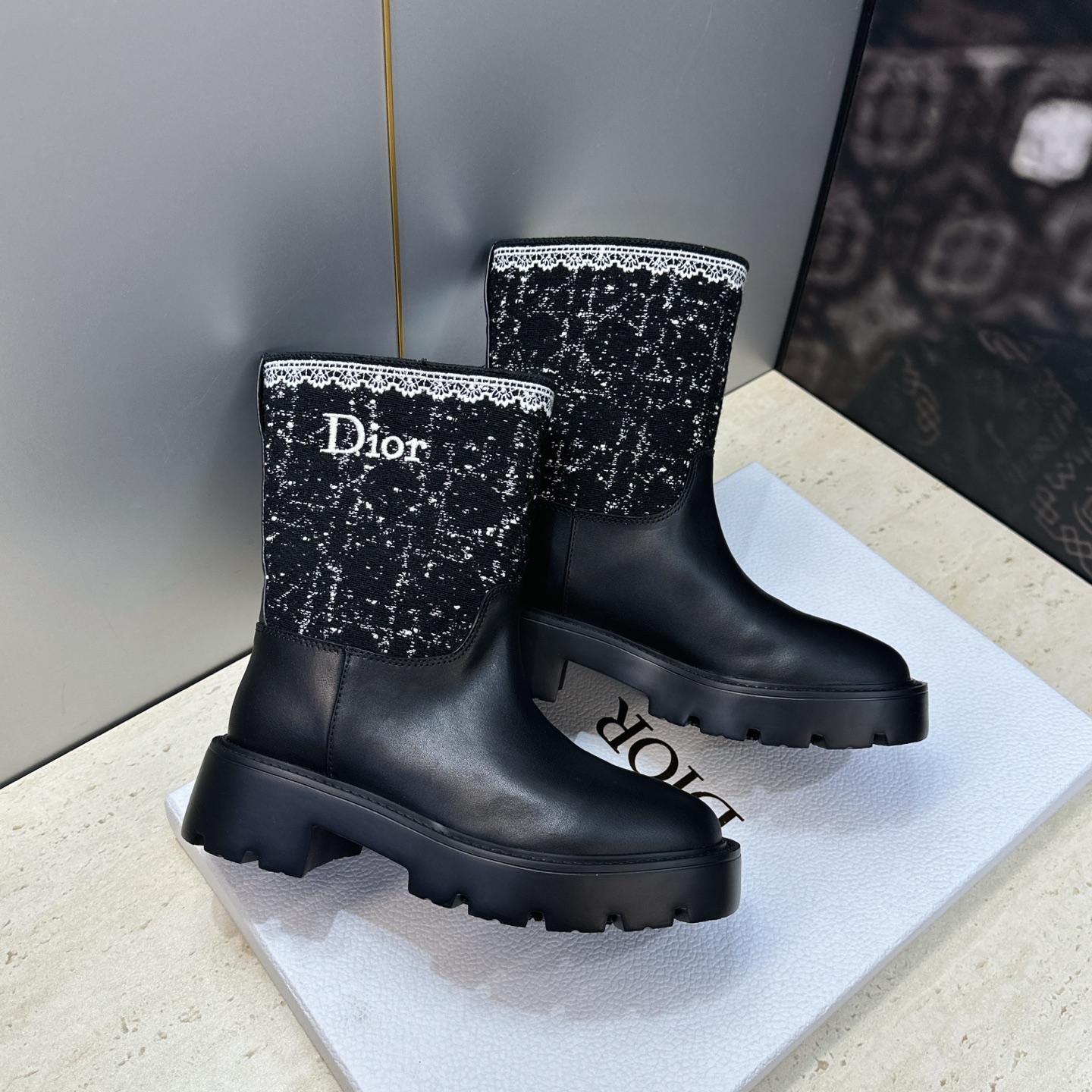 Dior 迪奥 2026秋冬高定系列新款 Dentelle 及裸机车女短靴 CD字母logo立体刺绣图案低跟圆头一脚蹬骑 Dior 迪奥 2026秋冬高定系列新款 Dentelle 及裸机车女短靴 CD字母logo立体刺绣图案低跟圆头一脚蹬骑