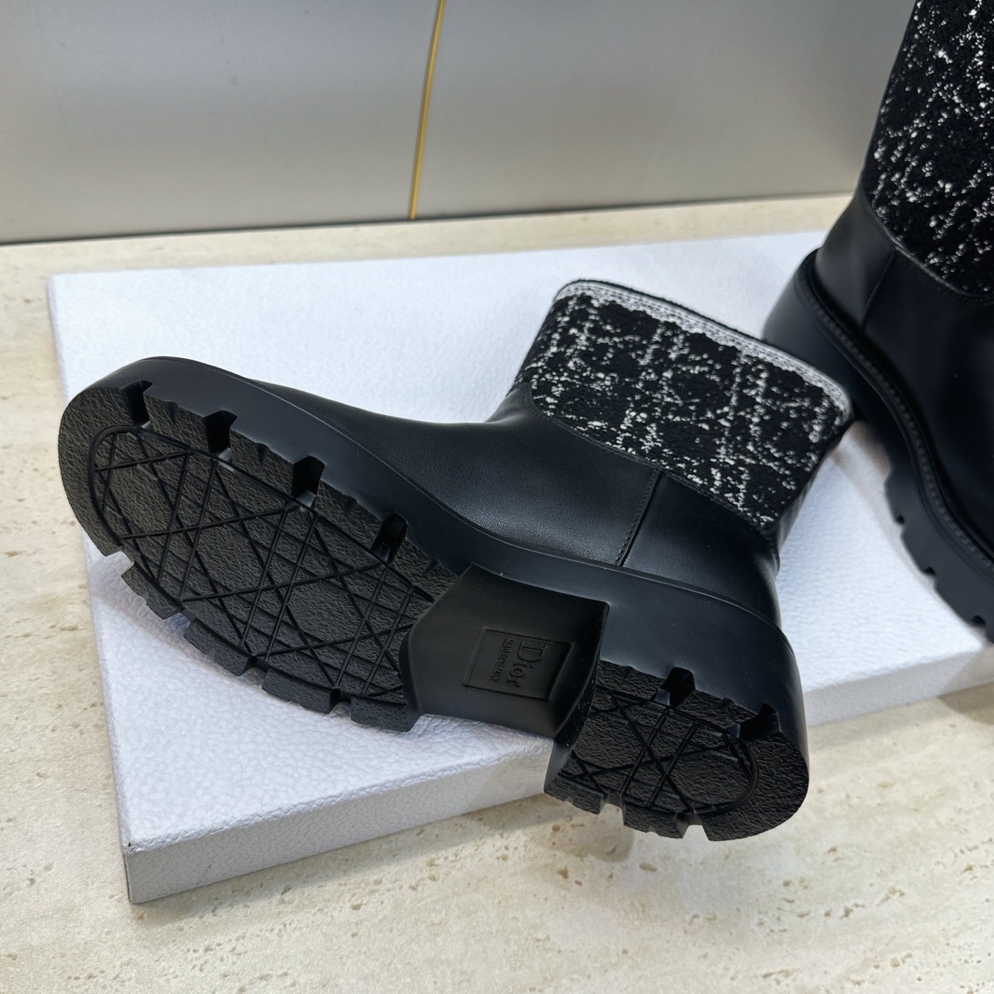 Dior 迪奥 2026秋冬高定系列新款 Dentelle 及裸机车女短靴 CD字母logo立体刺绣图案低跟圆头一脚蹬骑 Dior 迪奥 2026秋冬高定系列新款 Dentelle 及裸机车女短靴 CD字母logo立体刺绣图案低跟圆头一脚蹬骑