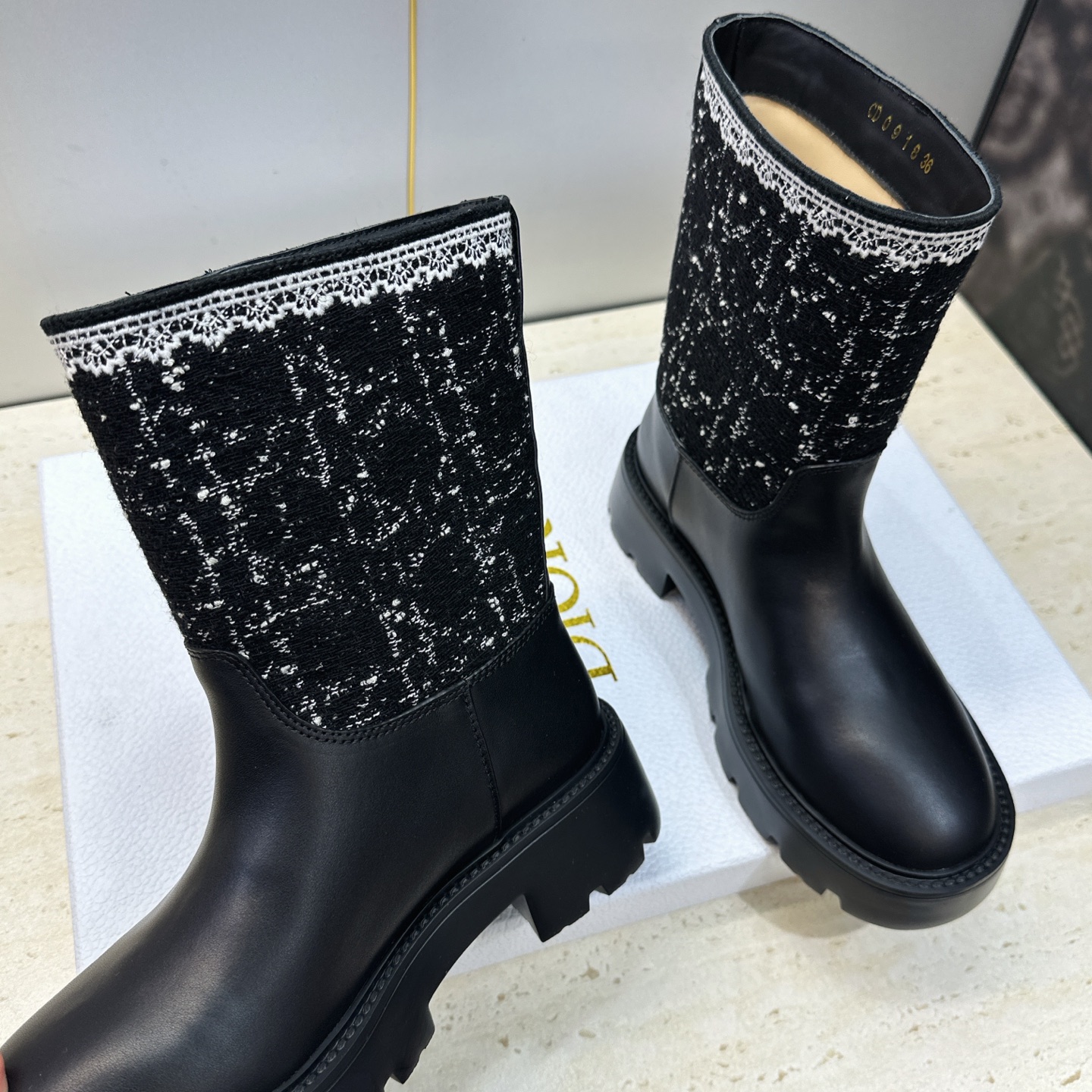 Dior 迪奥 2026秋冬高定系列新款 Dentelle 及裸机车女短靴 CD字母logo立体刺绣图案低跟圆头一脚蹬骑 Dior 迪奥 2026秋冬高定系列新款 Dentelle 及裸机车女短靴 CD字母logo立体刺绣图案低跟圆头一脚蹬骑