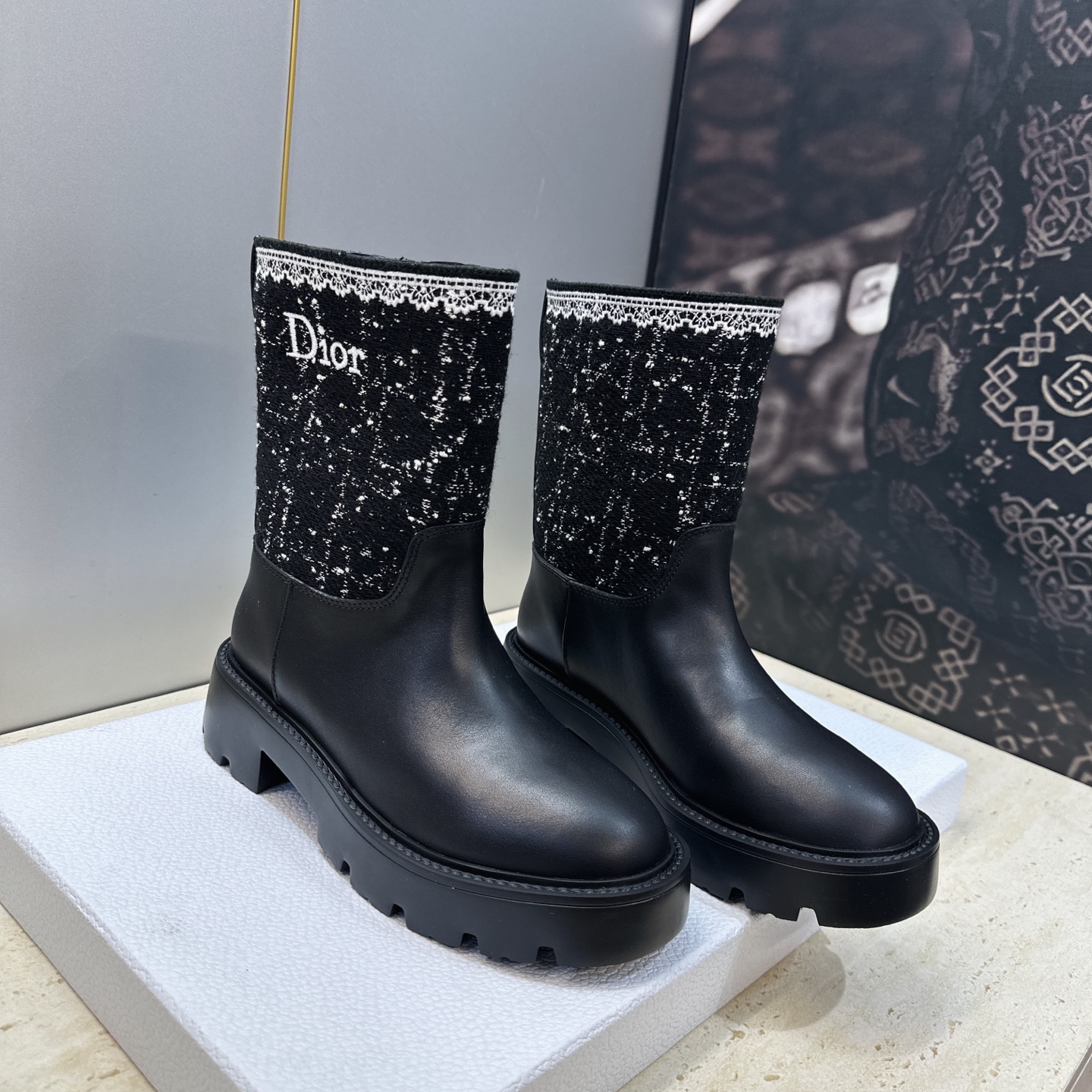 Dior 迪奥 2026秋冬高定系列新款 Dentelle 及裸机车女短靴 CD字母logo立体刺绣图案低跟圆头一脚蹬骑