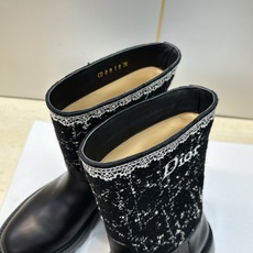Dior 迪奥 2026秋冬高定系列新款 Dentelle 及裸机车女短靴 CD字母logo立体刺绣图案低跟圆头一脚蹬骑 Dior 迪奥 2026秋冬高定系列新款 Dentelle 及裸机车女短靴 CD字母logo立体刺绣图案低跟圆头一脚蹬骑