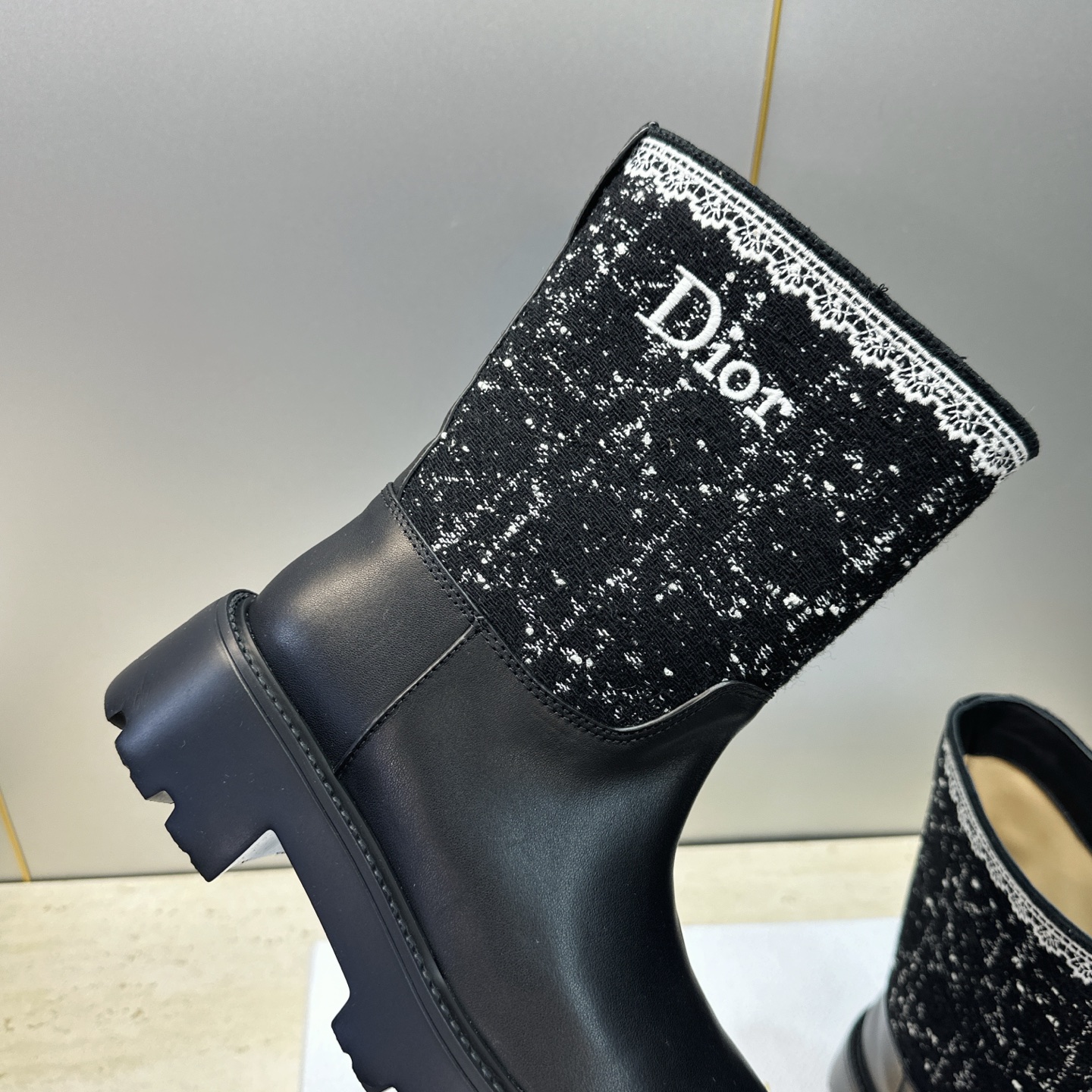 Dior 迪奥 2026秋冬高定系列新款 Dentelle 及裸机车女短靴 CD字母logo立体刺绣图案低跟圆头一脚蹬骑 Dior 迪奥 2026秋冬高定系列新款 Dentelle 及裸机车女短靴 CD字母logo立体刺绣图案低跟圆头一脚蹬骑