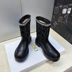 Dior 迪奥 2026秋冬高定系列新款 Dentelle 及裸机车女短靴 CD字母logo立体刺绣图案低跟圆头一脚蹬骑 Dior 迪奥 2026秋冬高定系列新款 Dentelle 及裸机车女短靴 CD字母logo立体刺绣图案低跟圆头一脚蹬骑