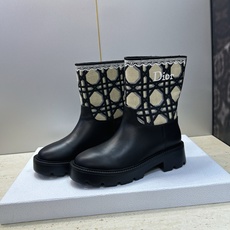 Dior 迪奥 2026秋冬高定系列新款 Dentelle 及裸机车女短靴 CD字母logo立体刺绣图案低跟圆头一脚蹬骑 Dior 迪奥 2026秋冬高定系列新款 Dentelle 及裸机车女短靴 CD字母logo立体刺绣图案低跟圆头一脚蹬骑