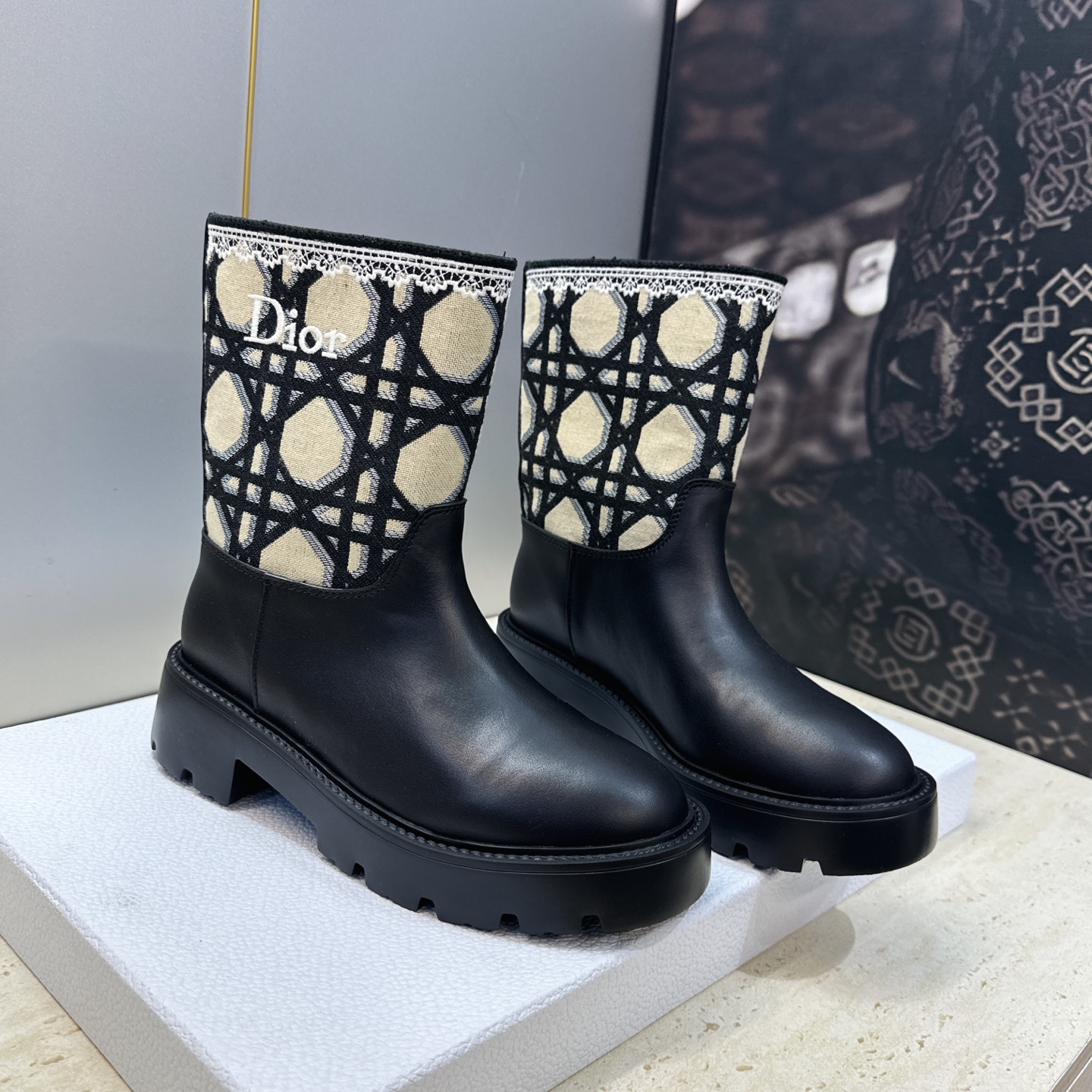 Dior 迪奥 2026秋冬高定系列新款 Dentelle 及裸机车女短靴 CD字母logo立体刺绣图案低跟圆头一脚蹬骑