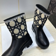 Dior 迪奥 2026秋冬高定系列新款 Dentelle 及裸机车女短靴 CD字母logo立体刺绣图案低跟圆头一脚蹬骑 Dior 迪奥 2026秋冬高定系列新款 Dentelle 及裸机车女短靴 CD字母logo立体刺绣图案低跟圆头一脚蹬骑