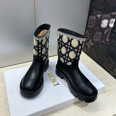 Dior 迪奥 2026秋冬高定系列新款 Dentelle 及裸机车女短靴 CD字母logo立体刺绣图案低跟圆头一脚蹬骑 Dior 迪奥 2026秋冬高定系列新款 Dentelle 及裸机车女短靴 CD字母logo立体刺绣图案低跟圆头一脚蹬骑