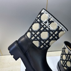 Dior 迪奥 2026秋冬高定系列新款 Dentelle 及裸机车女短靴 CD字母logo立体刺绣图案低跟圆头一脚蹬骑 Dior 迪奥 2026秋冬高定系列新款 Dentelle 及裸机车女短靴 CD字母logo立体刺绣图案低跟圆头一脚蹬骑