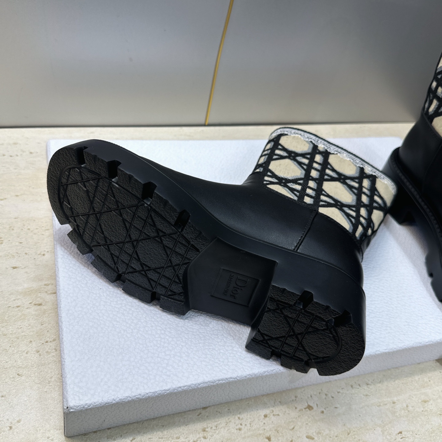 Dior 迪奥 2026秋冬高定系列新款 Dentelle 及裸机车女短靴 CD字母logo立体刺绣图案低跟圆头一脚蹬骑 Dior 迪奥 2026秋冬高定系列新款 Dentelle 及裸机车女短靴 CD字母logo立体刺绣图案低跟圆头一脚蹬骑