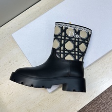 Dior 迪奥 2026秋冬高定系列新款 Dentelle 及裸机车女短靴 CD字母logo立体刺绣图案低跟圆头一脚蹬骑 Dior 迪奥 2026秋冬高定系列新款 Dentelle 及裸机车女短靴 CD字母logo立体刺绣图案低跟圆头一脚蹬骑