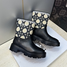 Dior 迪奥 2026秋冬高定系列新款 Dentelle 及裸机车女短靴 CD字母logo立体刺绣图案低跟圆头一脚蹬骑 Dior 迪奥 2026秋冬高定系列新款 Dentelle 及裸机车女短靴 CD字母logo立体刺绣图案低跟圆头一脚蹬骑