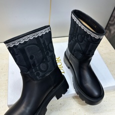 Dior 迪奥 2026秋冬高定系列新款 Dentelle 及裸机车女短靴 CD字母logo立体刺绣图案低跟圆头一脚蹬骑 Dior 迪奥 2026秋冬高定系列新款 Dentelle 及裸机车女短靴 CD字母logo立体刺绣图案低跟圆头一脚蹬骑