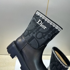 Dior 迪奥 2026秋冬高定系列新款 Dentelle 及裸机车女短靴 CD字母logo立体刺绣图案低跟圆头一脚蹬骑 Dior 迪奥 2026秋冬高定系列新款 Dentelle 及裸机车女短靴 CD字母logo立体刺绣图案低跟圆头一脚蹬骑