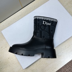 Dior 迪奥 2026秋冬高定系列新款 Dentelle 及裸机车女短靴 CD字母logo立体刺绣图案低跟圆头一脚蹬骑 Dior 迪奥 2026秋冬高定系列新款 Dentelle 及裸机车女短靴 CD字母logo立体刺绣图案低跟圆头一脚蹬骑