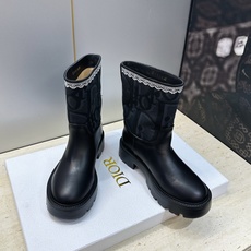 Dior 迪奥 2026秋冬高定系列新款 Dentelle 及裸机车女短靴 CD字母logo立体刺绣图案低跟圆头一脚蹬骑 Dior 迪奥 2026秋冬高定系列新款 Dentelle 及裸机车女短靴 CD字母logo立体刺绣图案低跟圆头一脚蹬骑