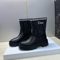 Dior 迪奥 2026秋冬高定系列新款 Dentelle 及裸机车女短靴 CD字母logo立体刺绣图案低跟圆头一脚蹬骑 Dior 迪奥 2026秋冬高定系列新款 Dentelle 及裸机车女短靴 CD字母logo立体刺绣图案低跟圆头一脚蹬骑