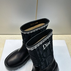 Dior 迪奥 2026秋冬高定系列新款 Dentelle 及裸机车女短靴 CD字母logo立体刺绣图案低跟圆头一脚蹬骑 Dior 迪奥 2026秋冬高定系列新款 Dentelle 及裸机车女短靴 CD字母logo立体刺绣图案低跟圆头一脚蹬骑