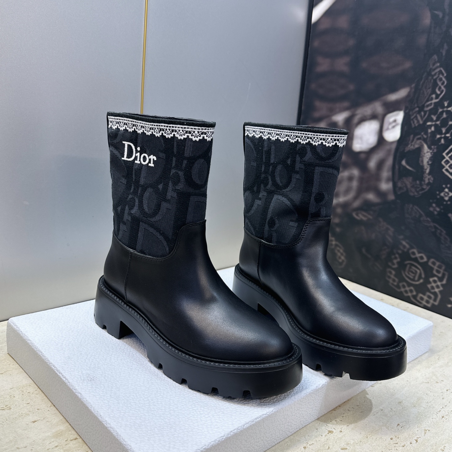 Dior 迪奥 2026秋冬高定系列新款 Dentelle 及裸机车女短靴 CD字母logo立体刺绣图案低跟圆头一脚蹬骑