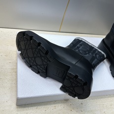 Dior 迪奥 2026秋冬高定系列新款 Dentelle 及裸机车女短靴 CD字母logo立体刺绣图案低跟圆头一脚蹬骑 Dior 迪奥 2026秋冬高定系列新款 Dentelle 及裸机车女短靴 CD字母logo立体刺绣图案低跟圆头一脚蹬骑