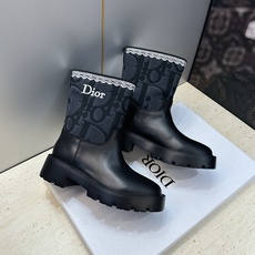 Dior 迪奥 2026秋冬高定系列新款 Dentelle 及裸机车女短靴 CD字母logo立体刺绣图案低跟圆头一脚蹬骑 Dior 迪奥 2026秋冬高定系列新款 Dentelle 及裸机车女短靴 CD字母logo立体刺绣图案低跟圆头一脚蹬骑