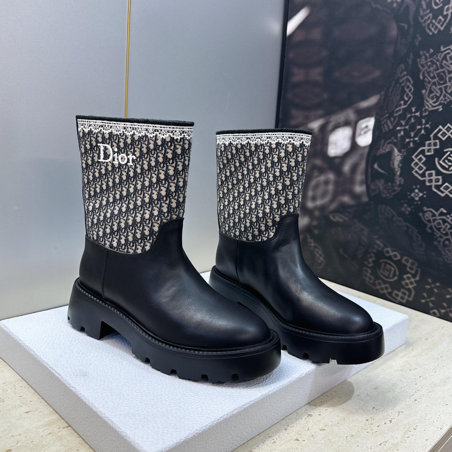 Dior 迪奥 2026秋冬高定系列新款 Dentelle 及裸机车女短靴 CD字母logo立体刺绣图案低跟圆头一脚蹬骑