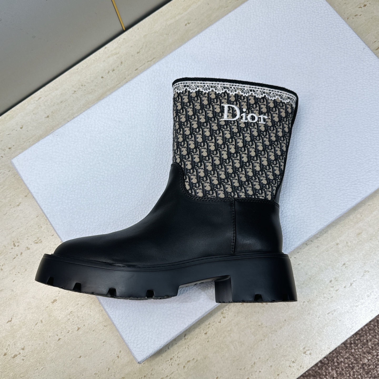 Dior 迪奥 2026秋冬高定系列新款 Dentelle 及裸机车女短靴 CD字母logo立体刺绣图案低跟圆头一脚蹬骑 Dior 迪奥 2026秋冬高定系列新款 Dentelle 及裸机车女短靴 CD字母logo立体刺绣图案低跟圆头一脚蹬骑