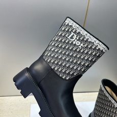 Dior 迪奥 2026秋冬高定系列新款 Dentelle 及裸机车女短靴 CD字母logo立体刺绣图案低跟圆头一脚蹬骑 Dior 迪奥 2026秋冬高定系列新款 Dentelle 及裸机车女短靴 CD字母logo立体刺绣图案低跟圆头一脚蹬骑