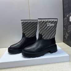Dior 迪奥 2026秋冬高定系列新款 Dentelle 及裸机车女短靴 CD字母logo立体刺绣图案低跟圆头一脚蹬骑 Dior 迪奥 2026秋冬高定系列新款 Dentelle 及裸机车女短靴 CD字母logo立体刺绣图案低跟圆头一脚蹬骑