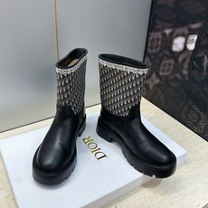 Dior 迪奥 2026秋冬高定系列新款 Dentelle 及裸机车女短靴 CD字母logo立体刺绣图案低跟圆头一脚蹬骑 Dior 迪奥 2026秋冬高定系列新款 Dentelle 及裸机车女短靴 CD字母logo立体刺绣图案低跟圆头一脚蹬骑