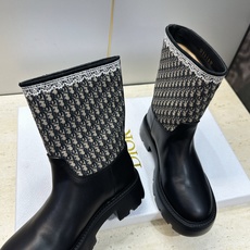 Dior 迪奥 2026秋冬高定系列新款 Dentelle 及裸机车女短靴 CD字母logo立体刺绣图案低跟圆头一脚蹬骑 Dior 迪奥 2026秋冬高定系列新款 Dentelle 及裸机车女短靴 CD字母logo立体刺绣图案低跟圆头一脚蹬骑