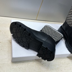 Dior 迪奥 2026秋冬高定系列新款 Dentelle 及裸机车女短靴 CD字母logo立体刺绣图案低跟圆头一脚蹬骑 Dior 迪奥 2026秋冬高定系列新款 Dentelle 及裸机车女短靴 CD字母logo立体刺绣图案低跟圆头一脚蹬骑
