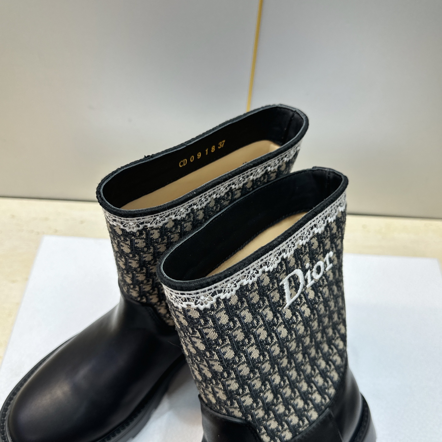 Dior 迪奥 2026秋冬高定系列新款 Dentelle 及裸机车女短靴 CD字母logo立体刺绣图案低跟圆头一脚蹬骑 Dior 迪奥 2026秋冬高定系列新款 Dentelle 及裸机车女短靴 CD字母logo立体刺绣图案低跟圆头一脚蹬骑