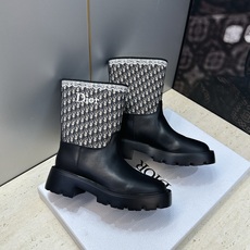 Dior 迪奥 2026秋冬高定系列新款 Dentelle 及裸机车女短靴 CD字母logo立体刺绣图案低跟圆头一脚蹬骑 Dior 迪奥 2026秋冬高定系列新款 Dentelle 及裸机车女短靴 CD字母logo立体刺绣图案低跟圆头一脚蹬骑