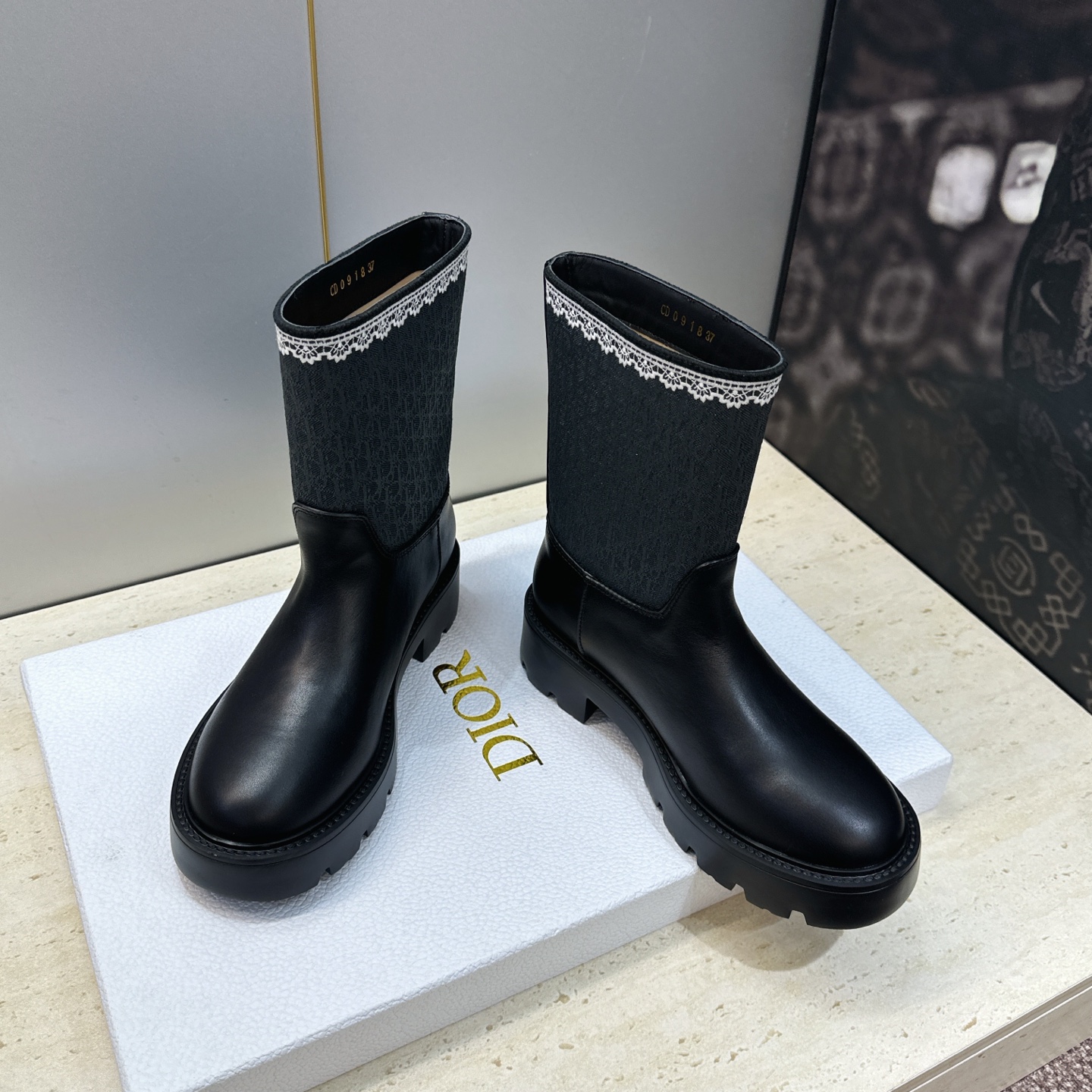 Dior 迪奥 2026秋冬高定系列新款 Dentelle 及裸机车女短靴 CD字母logo立体刺绣图案低跟圆头一脚蹬骑 Dior 迪奥 2026秋冬高定系列新款 Dentelle 及裸机车女短靴 CD字母logo立体刺绣图案低跟圆头一脚蹬骑