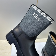 Dior 迪奥 2026秋冬高定系列新款 Dentelle 及裸机车女短靴 CD字母logo立体刺绣图案低跟圆头一脚蹬骑 Dior 迪奥 2026秋冬高定系列新款 Dentelle 及裸机车女短靴 CD字母logo立体刺绣图案低跟圆头一脚蹬骑