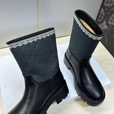 Dior 迪奥 2026秋冬高定系列新款 Dentelle 及裸机车女短靴 CD字母logo立体刺绣图案低跟圆头一脚蹬骑 Dior 迪奥 2026秋冬高定系列新款 Dentelle 及裸机车女短靴 CD字母logo立体刺绣图案低跟圆头一脚蹬骑