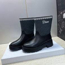 Dior 迪奥 2026秋冬高定系列新款 Dentelle 及裸机车女短靴 CD字母logo立体刺绣图案低跟圆头一脚蹬骑 Dior 迪奥 2026秋冬高定系列新款 Dentelle 及裸机车女短靴 CD字母logo立体刺绣图案低跟圆头一脚蹬骑
