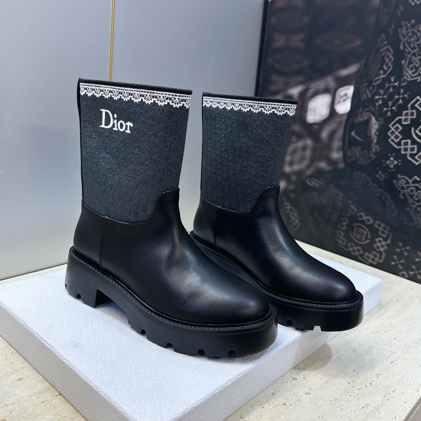 Dior 迪奥 2026秋冬高定系列新款 Dentelle 及裸机车女短靴 CD字母logo立体刺绣图案低跟圆头一脚蹬骑