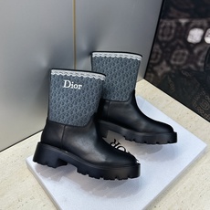 Dior 迪奥 2026秋冬高定系列新款 Dentelle 及裸机车女短靴 CD字母logo立体刺绣图案低跟圆头一脚蹬骑 Dior 迪奥 2026秋冬高定系列新款 Dentelle 及裸机车女短靴 CD字母logo立体刺绣图案低跟圆头一脚蹬骑