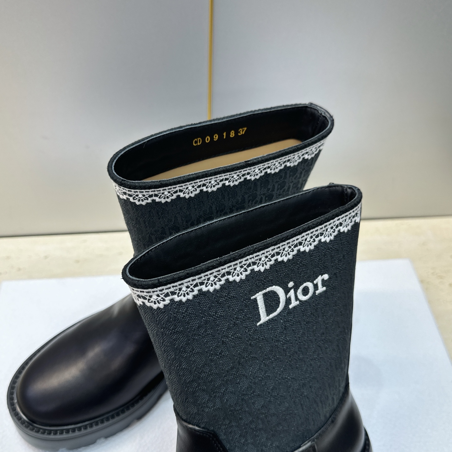 Dior 迪奥 2026秋冬高定系列新款 Dentelle 及裸机车女短靴 CD字母logo立体刺绣图案低跟圆头一脚蹬骑 Dior 迪奥 2026秋冬高定系列新款 Dentelle 及裸机车女短靴 CD字母logo立体刺绣图案低跟圆头一脚蹬骑