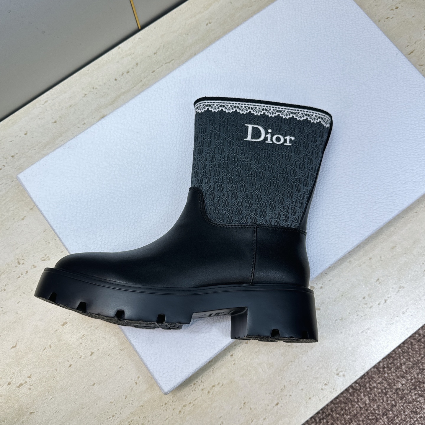 Dior 迪奥 2026秋冬高定系列新款 Dentelle 及裸机车女短靴 CD字母logo立体刺绣图案低跟圆头一脚蹬骑 Dior 迪奥 2026秋冬高定系列新款 Dentelle 及裸机车女短靴 CD字母logo立体刺绣图案低跟圆头一脚蹬骑