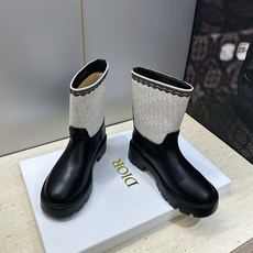 Dior 迪奥 2026秋冬高定系列新款 Dentelle 及裸机车女短靴 CD字母logo立体刺绣图案低跟圆头一脚蹬骑 Dior 迪奥 2026秋冬高定系列新款 Dentelle 及裸机车女短靴 CD字母logo立体刺绣图案低跟圆头一脚蹬骑