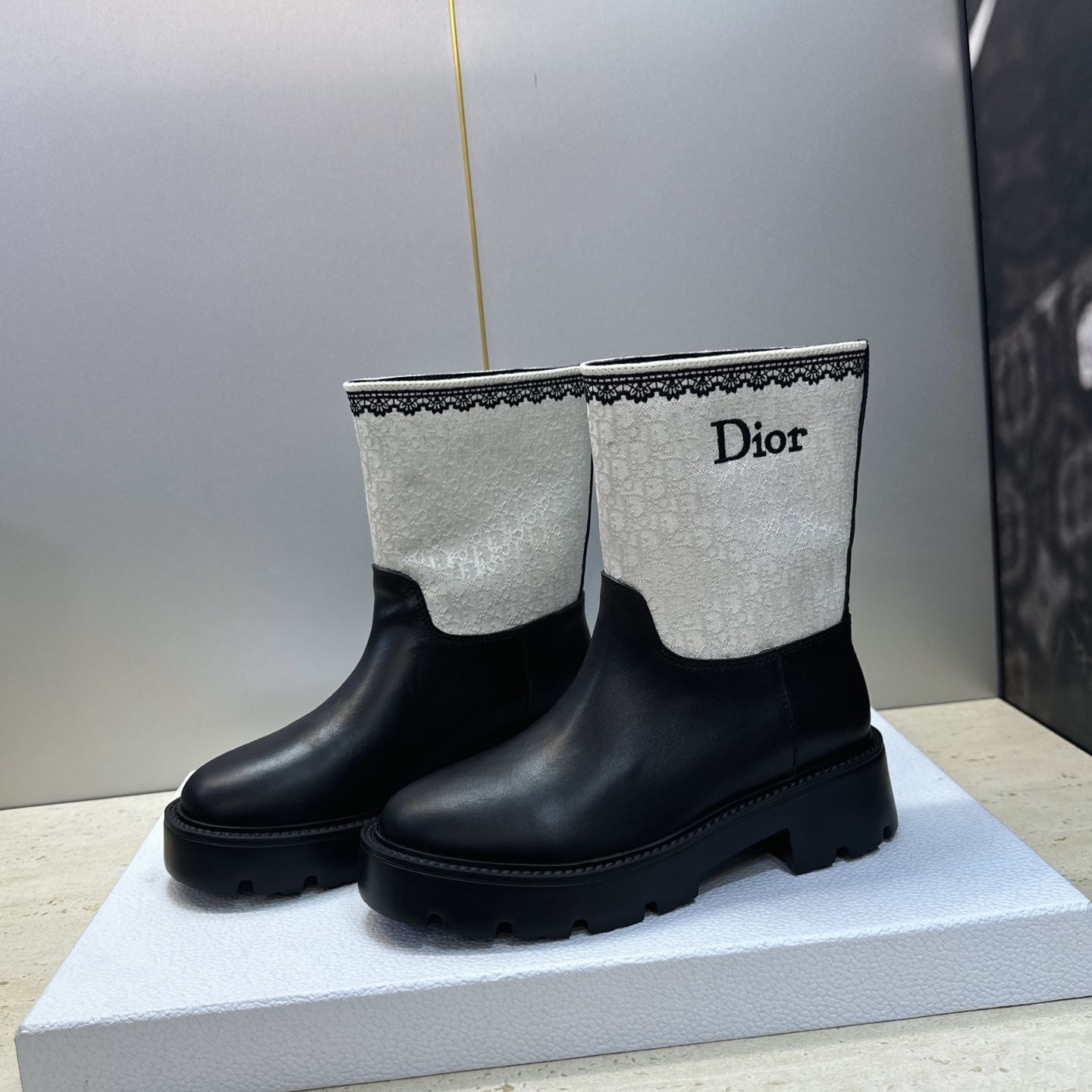 Dior 迪奥 2026秋冬高定系列新款 Dentelle 及裸机车女短靴 CD字母logo立体刺绣图案低跟圆头一脚蹬骑 Dior 迪奥 2026秋冬高定系列新款 Dentelle 及裸机车女短靴 CD字母logo立体刺绣图案低跟圆头一脚蹬骑